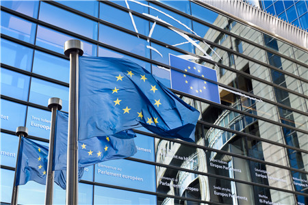 摄图网_300858886_欧盟比利时布鲁塞尔的欧洲议会前悬挂（企业商用）.jpg